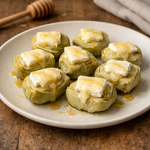Corazones de alcachofas fundidas con queso brie y miel: el entrante fácil que siempre queda de lujo
