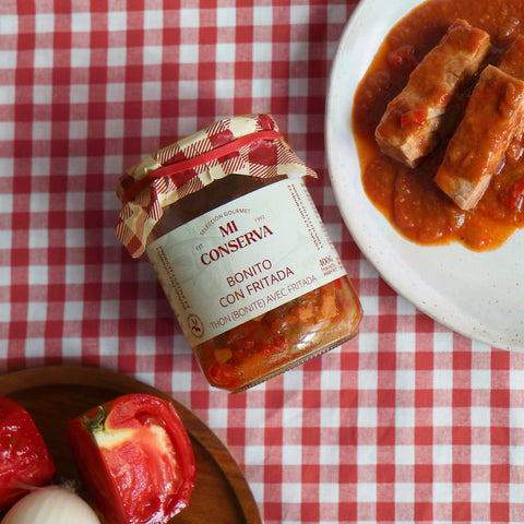 Bonito con fritada de Mi Conserva, bote y plato con bonito en salsa de tomate y pimiento